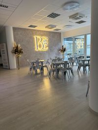 Helle, moderne Schulungs- und Kosmetikräume der Beauty Connection Akademie in München — zu mieten für Seminare, Workshops und Events.
