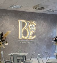 Bild eines der Räume von Beauty Connection München mit ihrem Logo gut sichtbar.