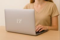 Entspannende Gesichtsbehandlung: Eine Kosmetikerin trägt mit einem Pinsel eine pflegende Creme-Maske auf die Haut einer Kundin auf.